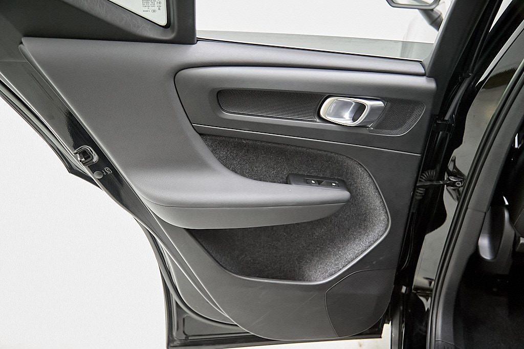 2023 VOLVO XC40 - Image 18