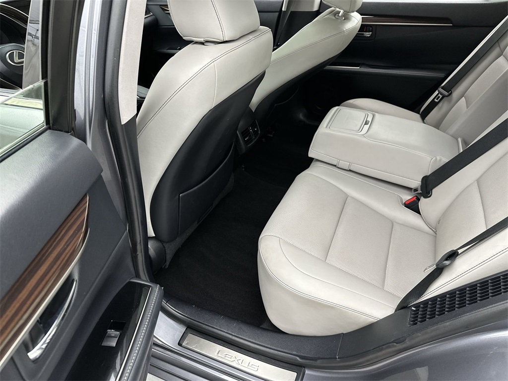 2017 Lexus ES 300h photo 23