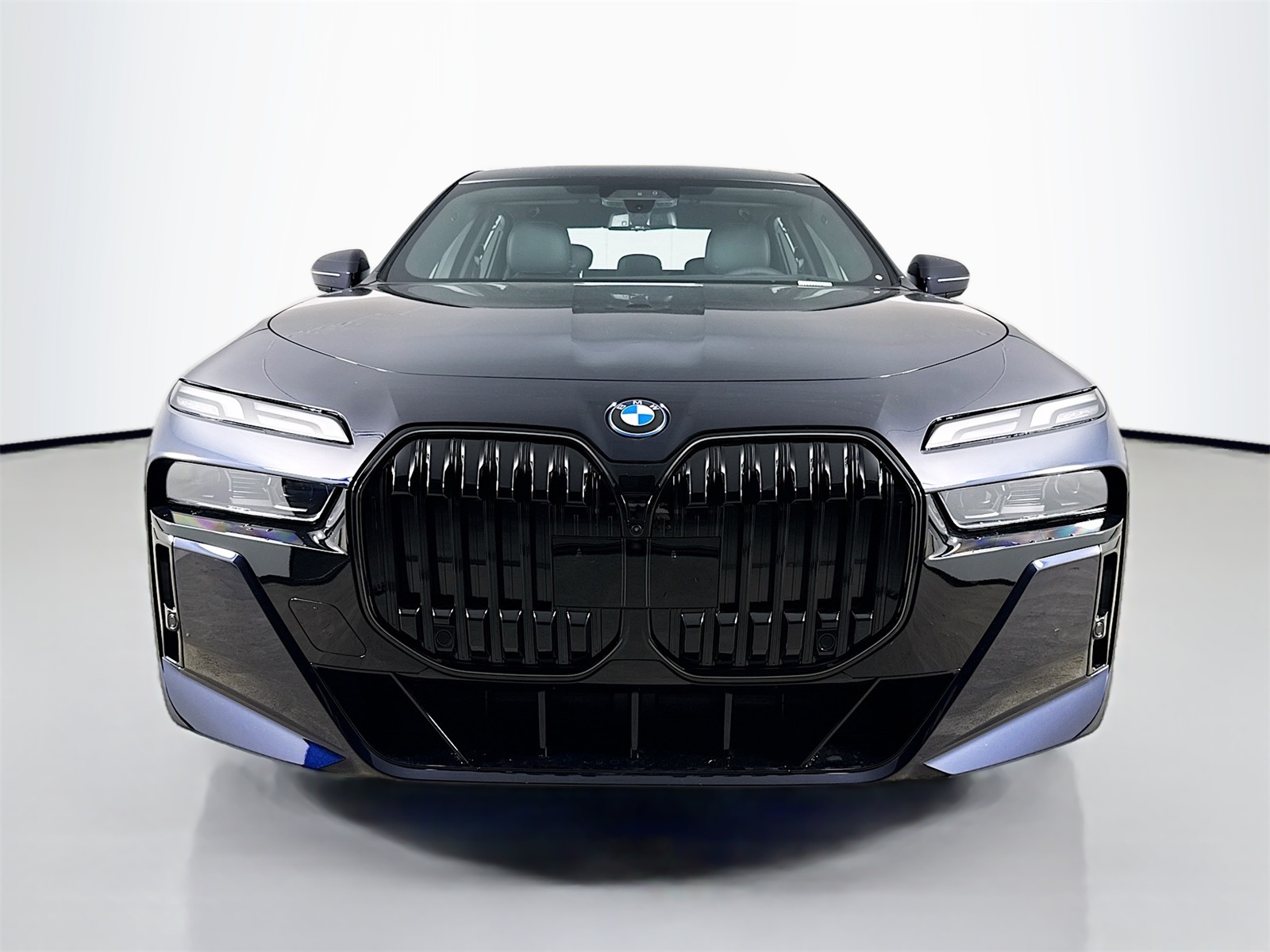 2026 Bmw 750e photo 2