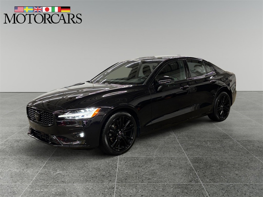 2023 Volvo S60 B5 Plus Black Edition photo 7
