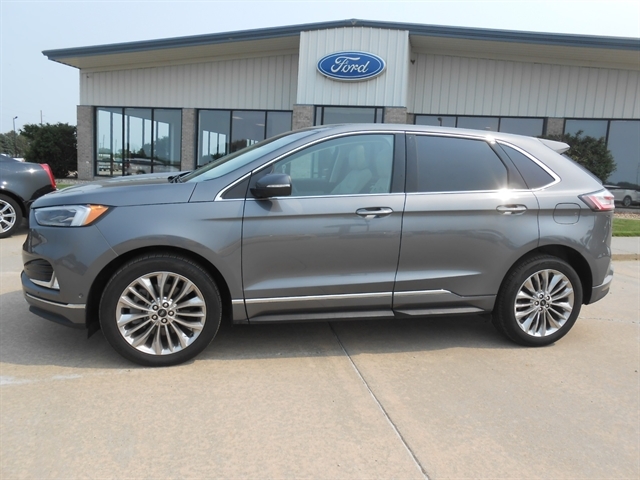 2024 Ford Edge Titanium photo 2