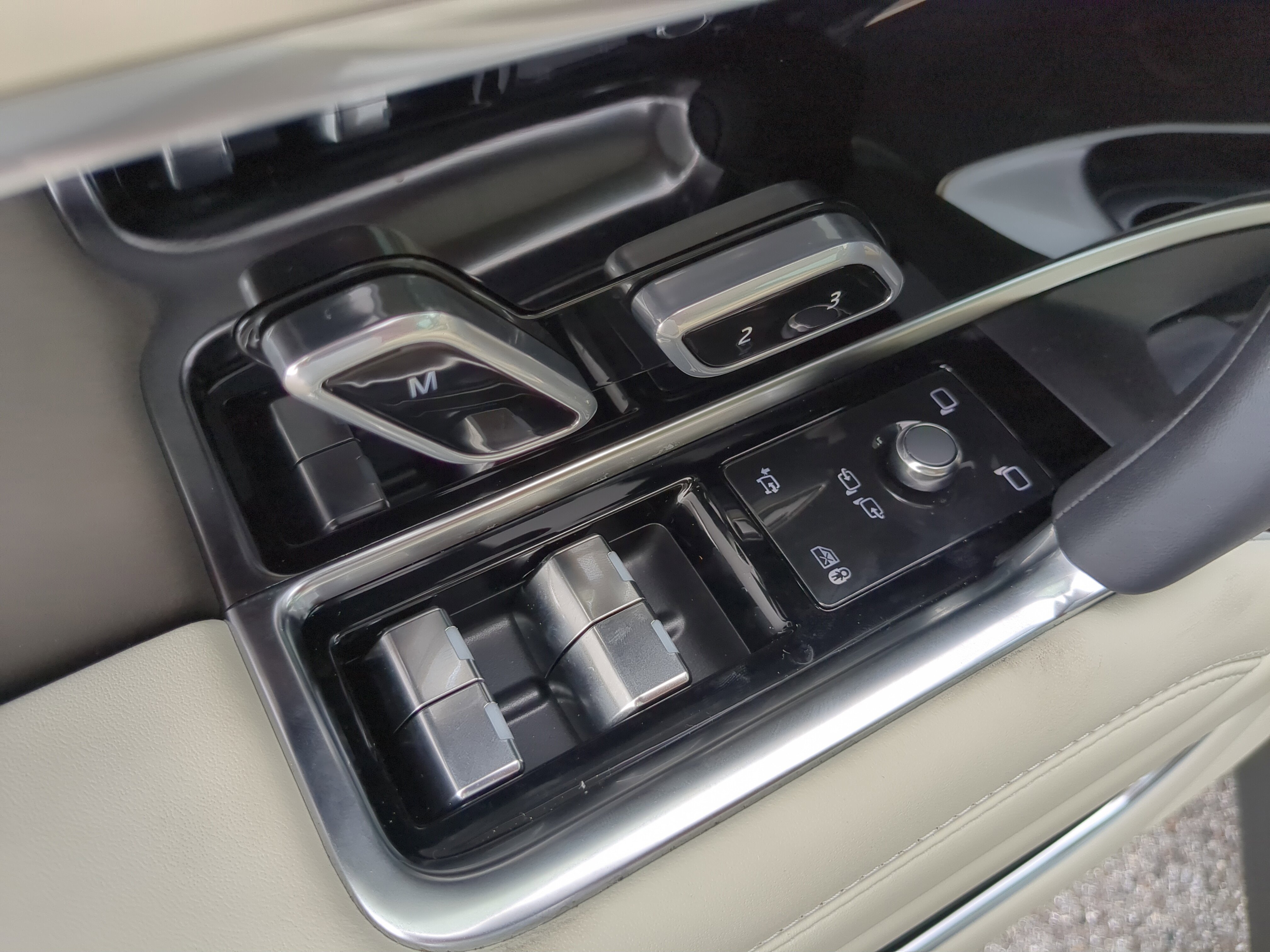 2025 Land Rover Range Rover SE photo 12