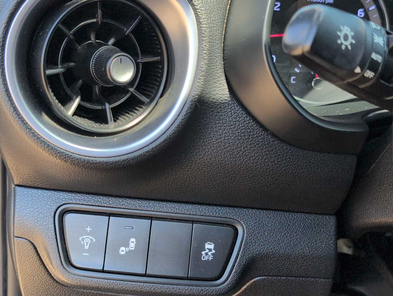 2022 Kia Forte GT-Line photo 18