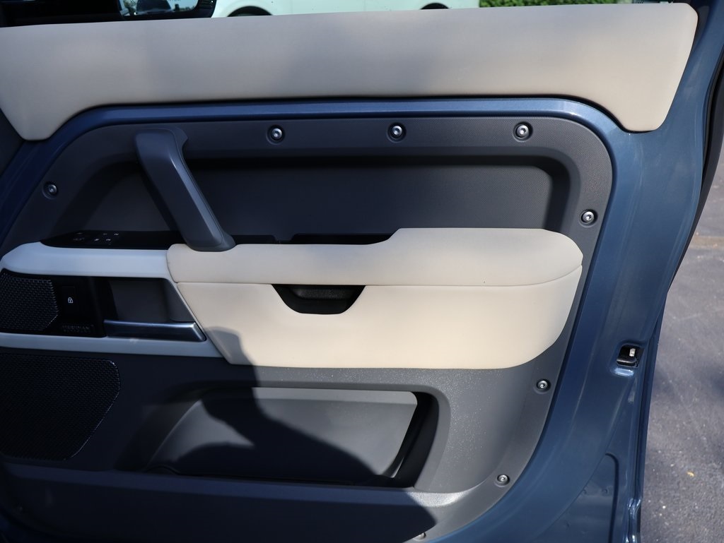 2022 Land Rover Defender 110 SE photo 7