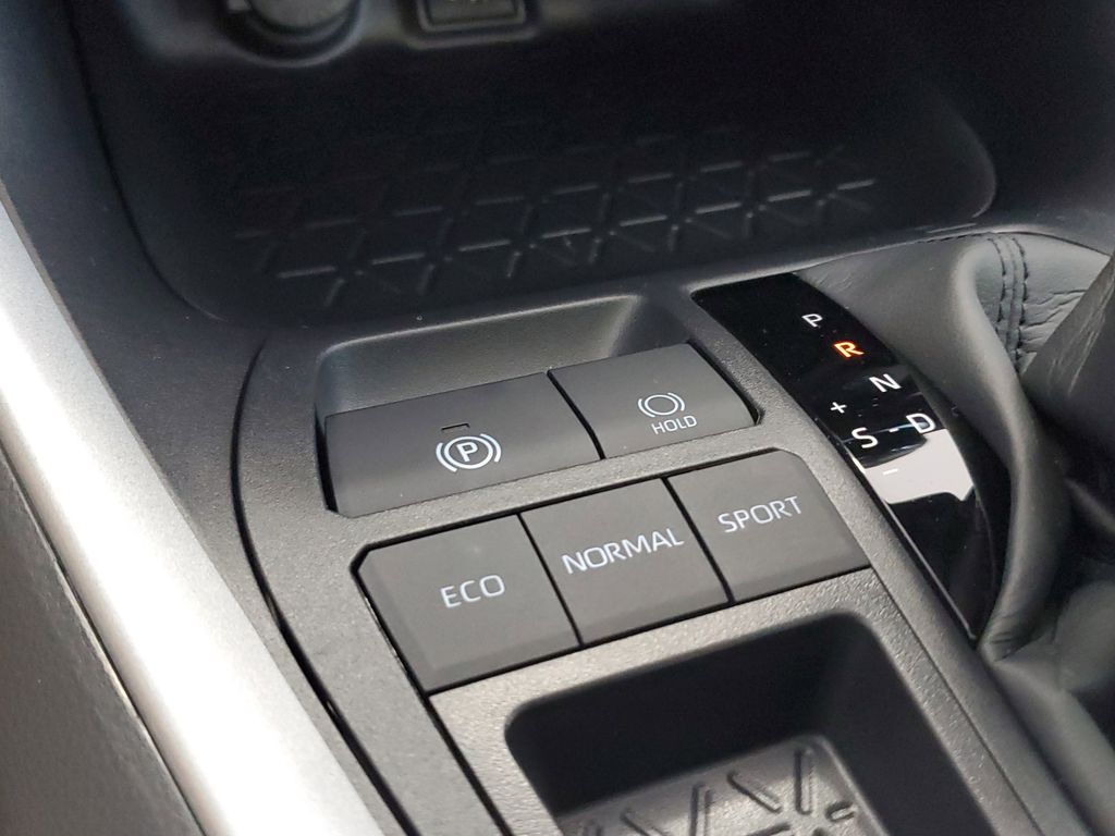 2025 Toyota RAV4 XLE photo 24