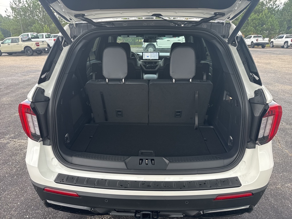 2025 Ford Explorer ST-Line photo 6