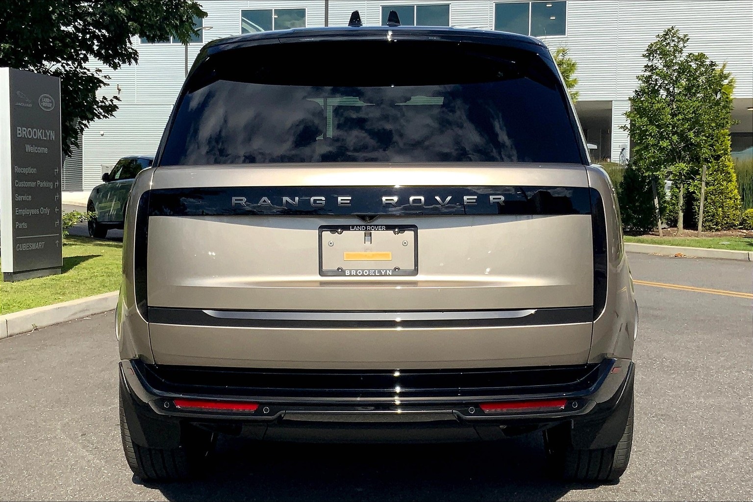 2025 Land Rover Range Rover SE photo 3