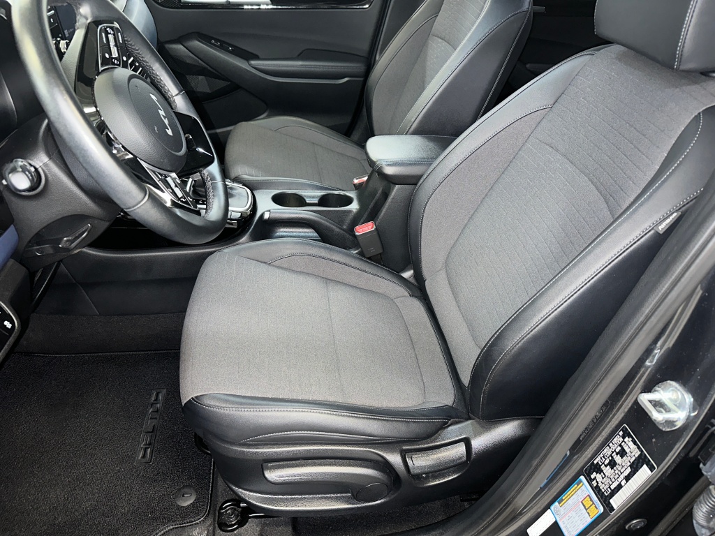 2023 Kia Seltos S photo 2