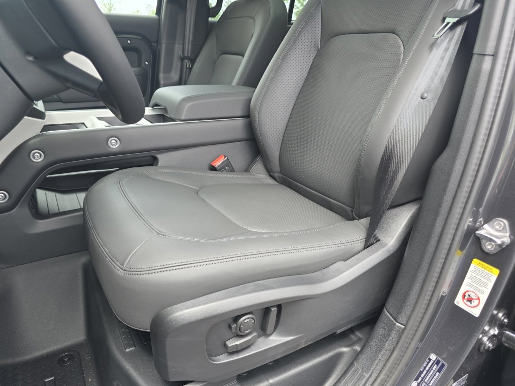 2025 Land Rover Defender 110 X-Dynamic SE photo 24