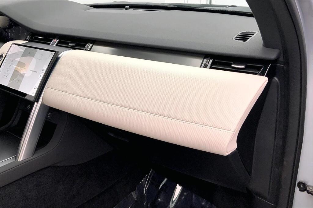 2025 Land Rover Discovery Sport Dynamic SE photo 10