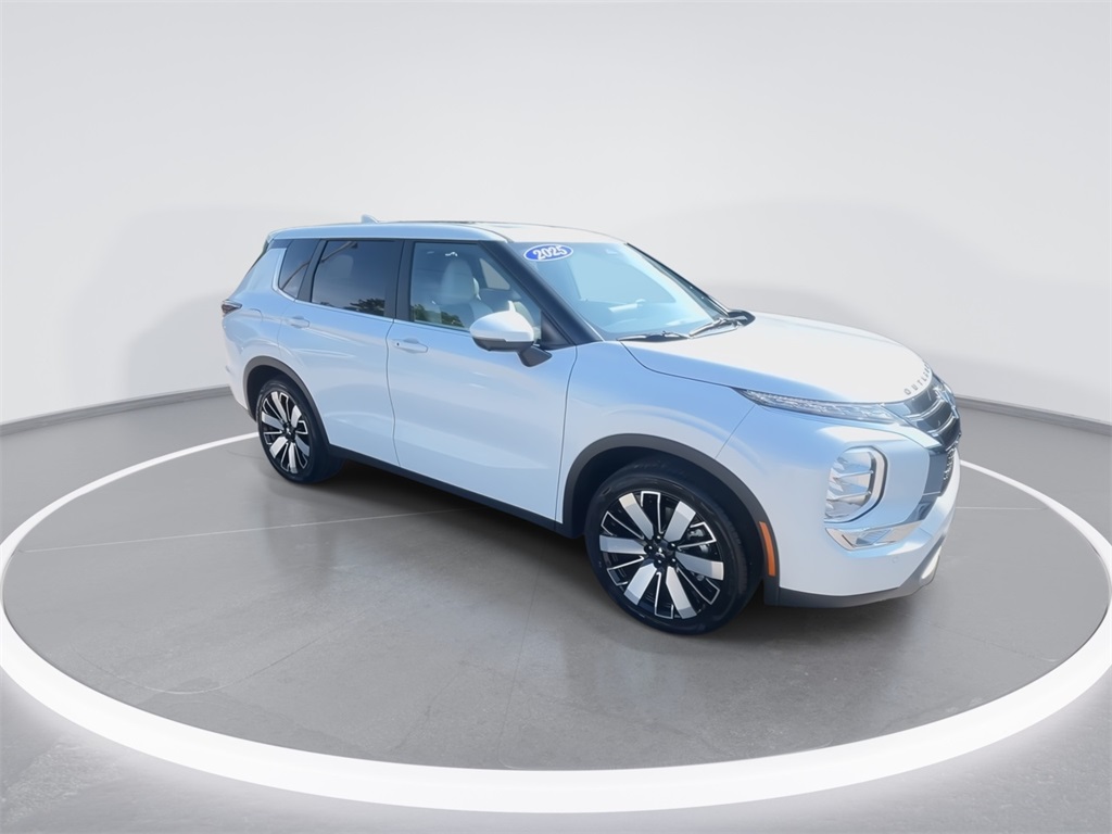 2025 Mitsubishi Outlander SE photo 2