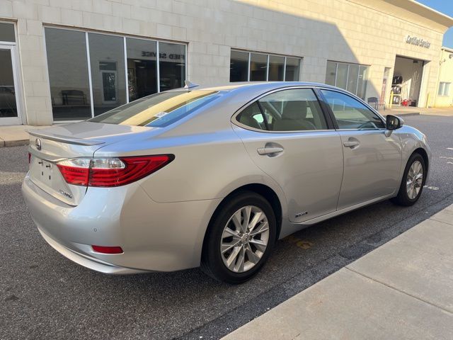 2014 Lexus ES 300h photo 4