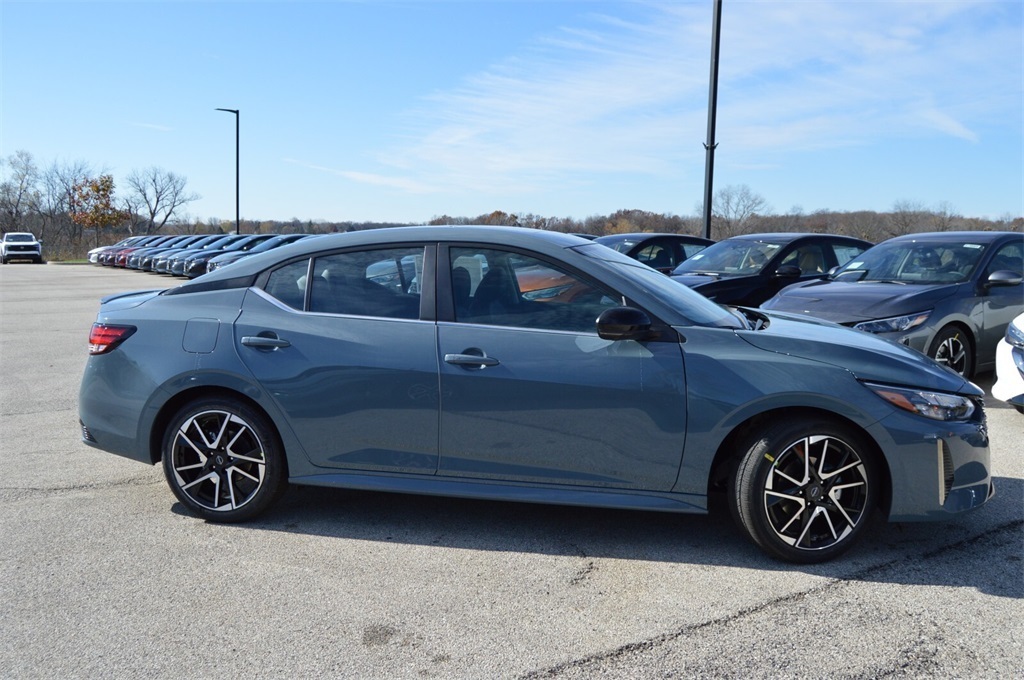 2025 Nissan Sentra SR photo 4