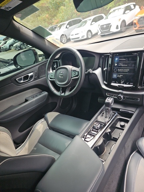 2020 Volvo XC60 T5 R-Design photo 6