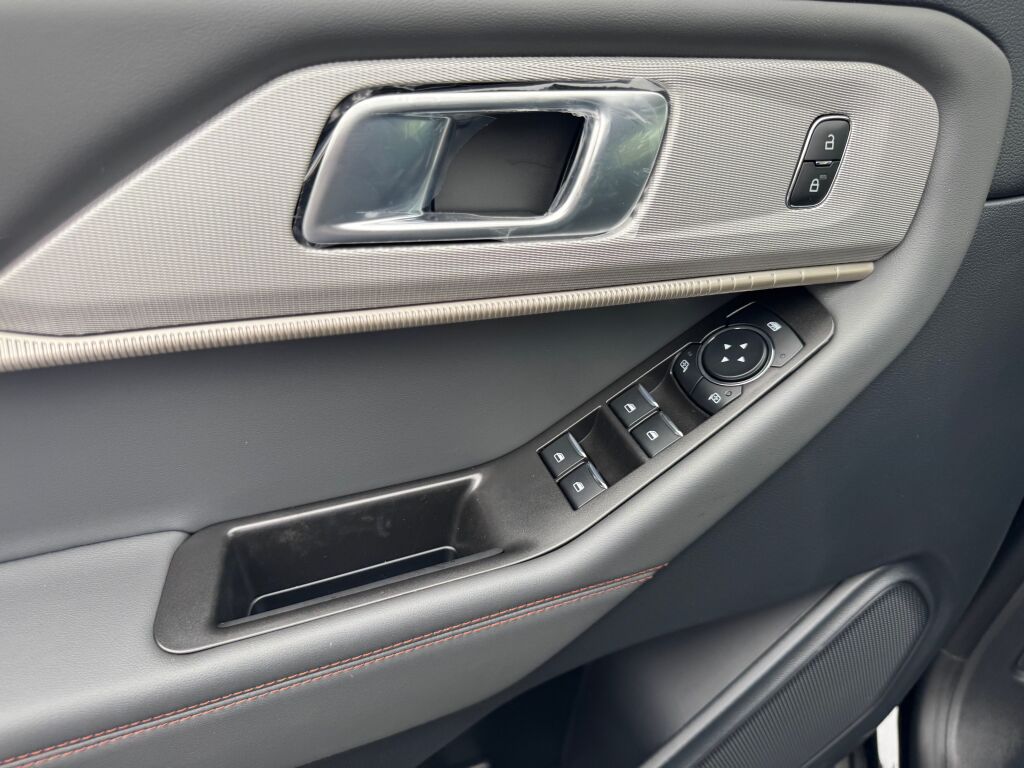 2025 Ford Explorer photo 2