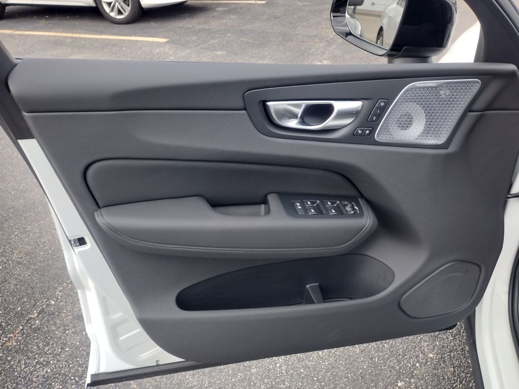 2026 VOLVO XC60 - Image 8