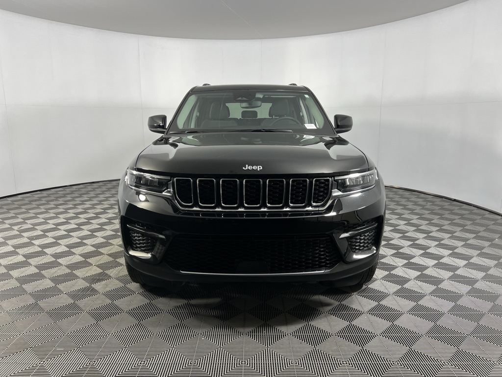 2023 Jeep Grand Cherokee Laredo Altitude photo 3