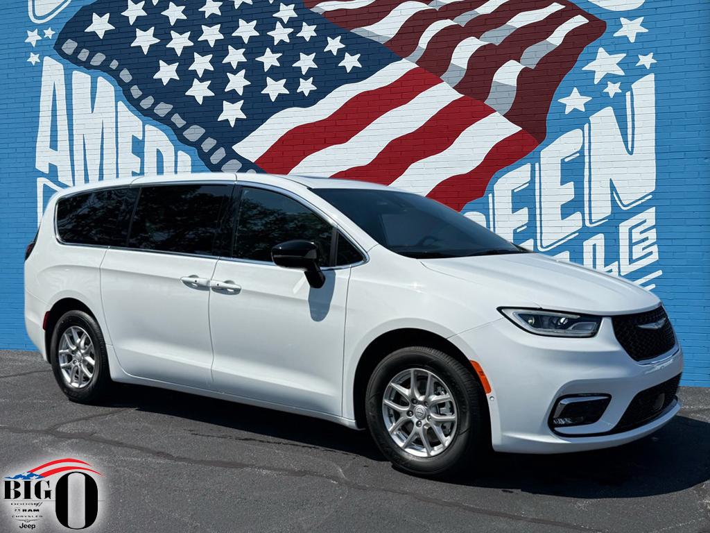 2026 Chrysler Pacifica Select's photo