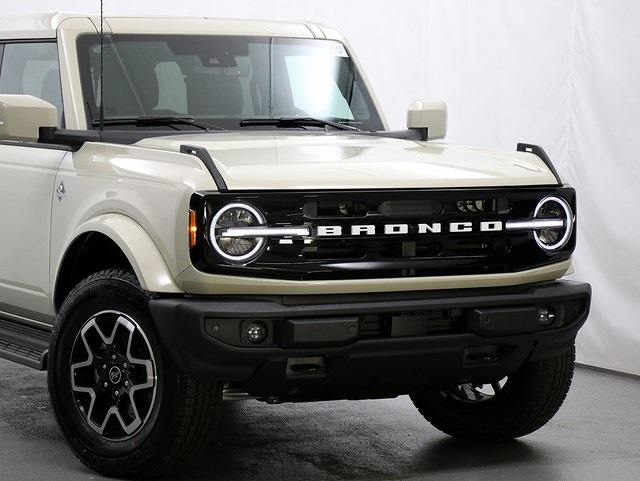2025 Ford Bronco Outer Banks photo 2