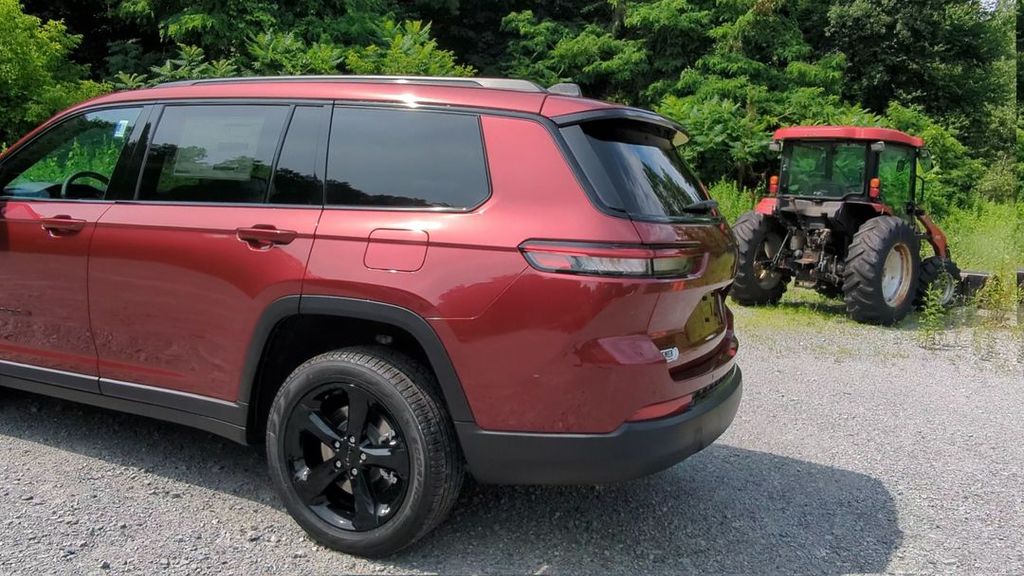 2025 Jeep Grand Cherokee Limited photo 2