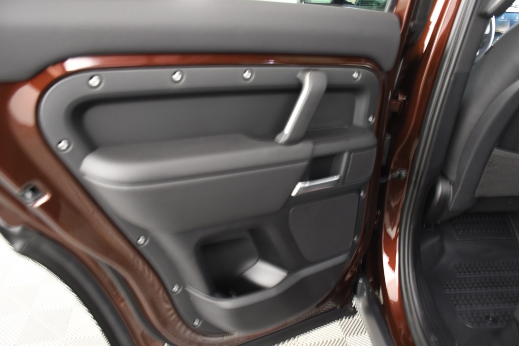 2025 Land Rover Defender 130 X-Dynamic SE photo 23
