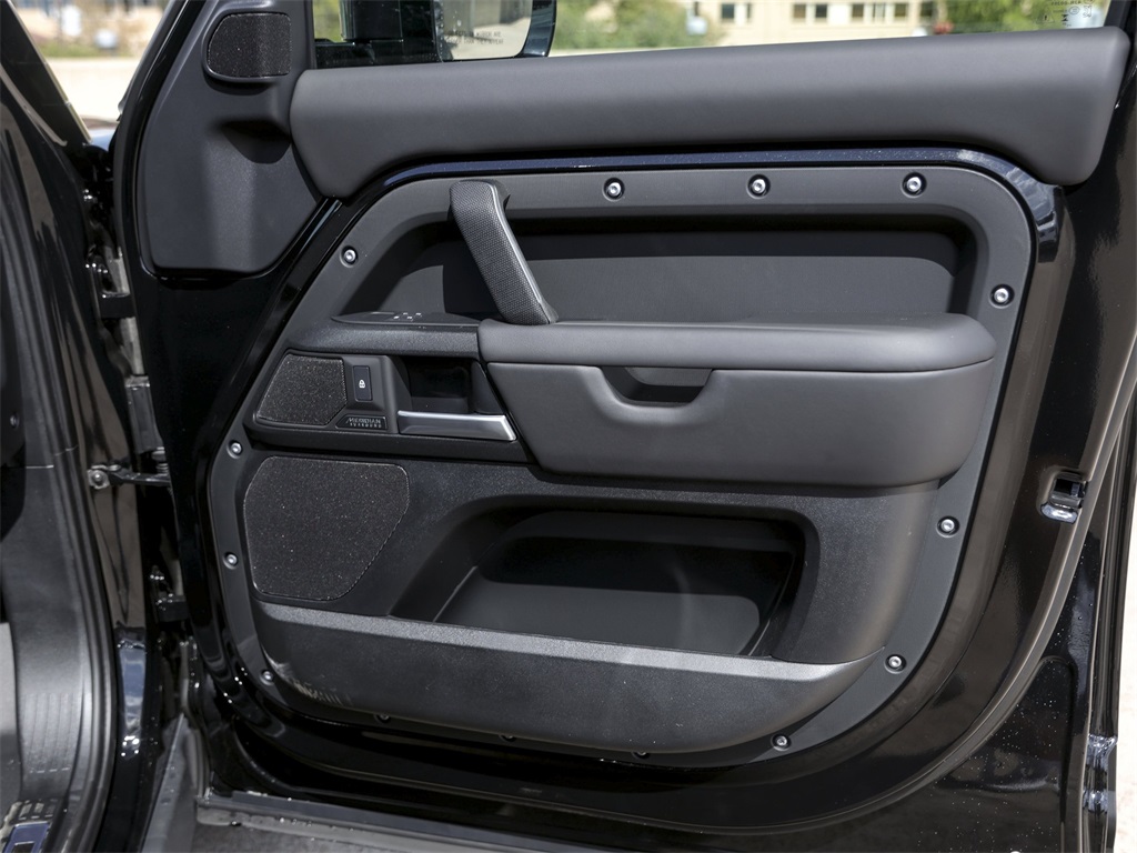 2026 Land Rover Defender 110 V8 photo 33
