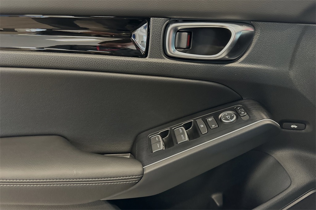 2025 Honda Civic Hybrid Sport Touring photo 9