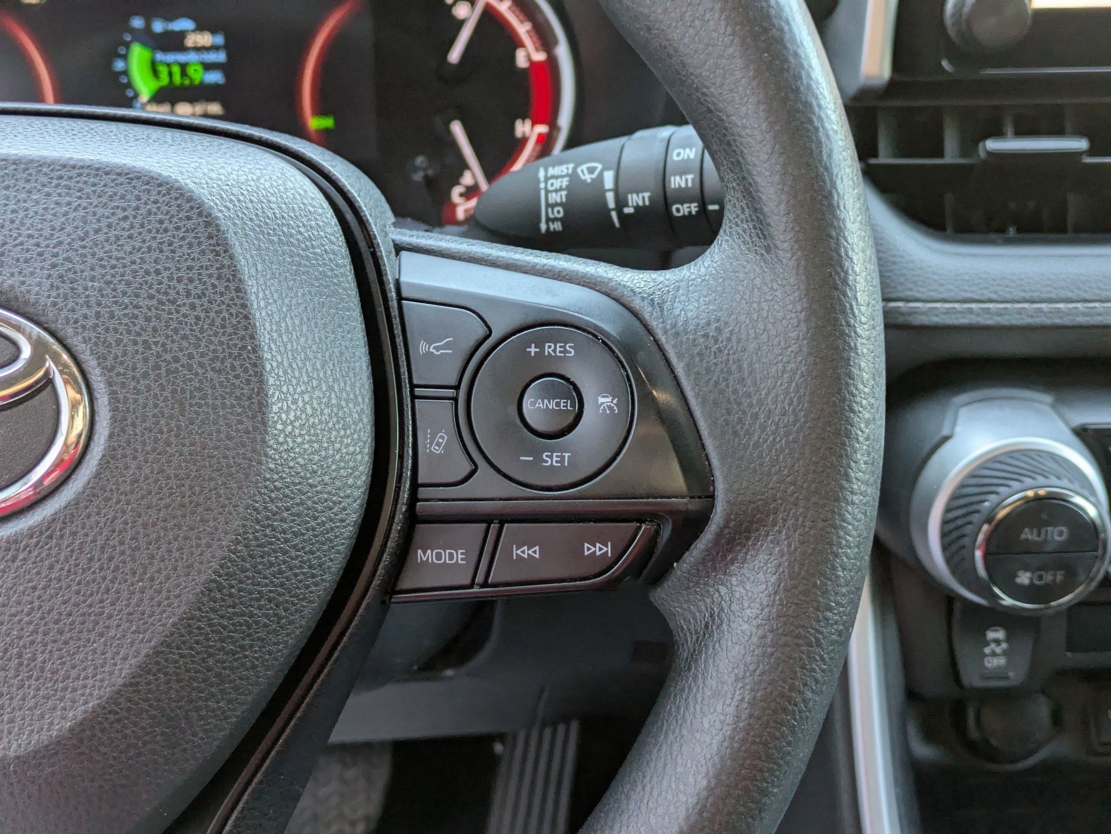 2024 Toyota RAV4 XLE photo 18