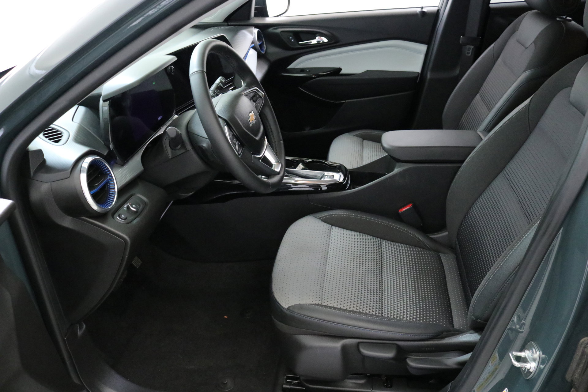 2025 Chevrolet Trax LT photo 21