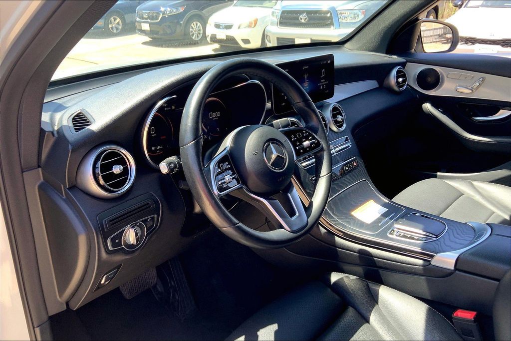 2022 Mercedes Benz GLC 300 photo 9