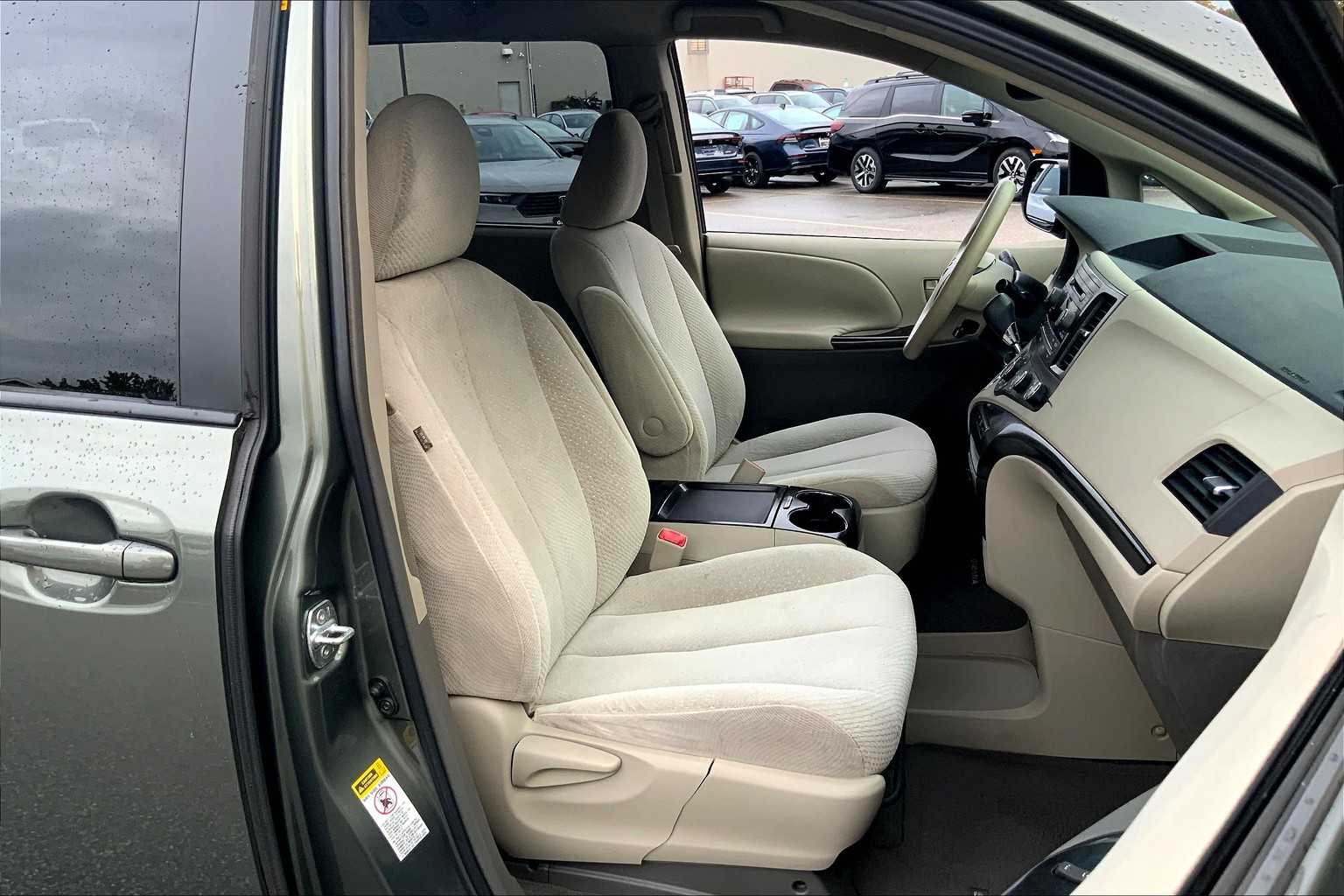 2011 Toyota Sienna LE photo 7