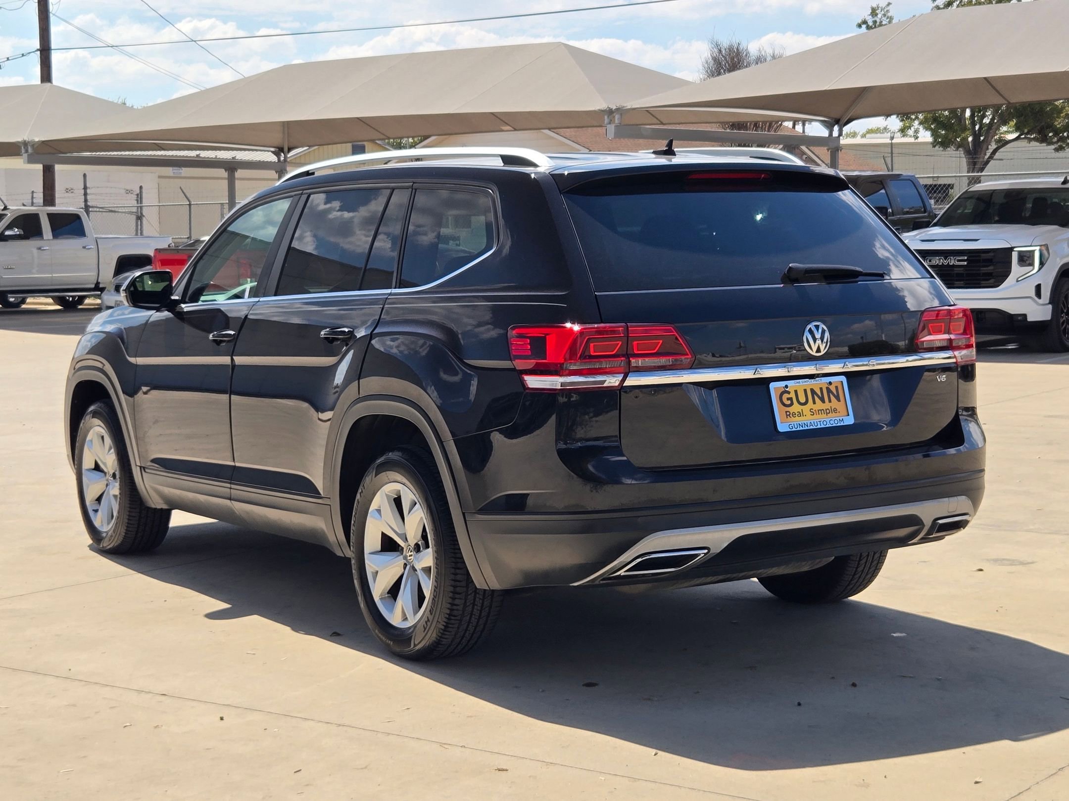 2018 Volkswagen Atlas S photo 2