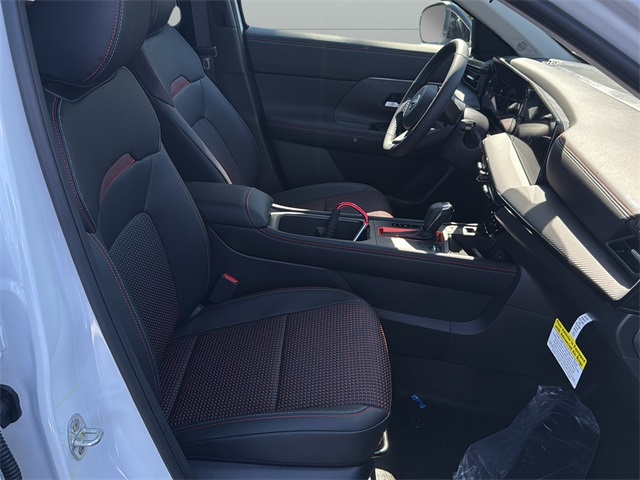 2026 Nissan Kicks SR photo 4