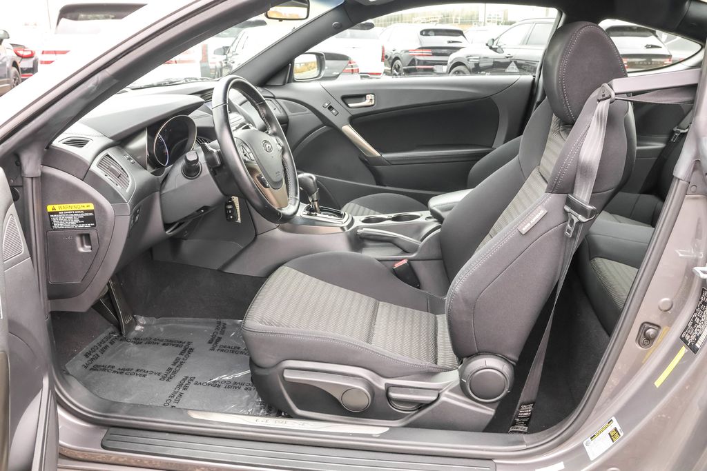2013 Hyundai Genesis Coupe 2.0T photo 4