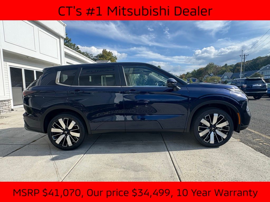 2025 Mitsubishi Outlander SE photo 2