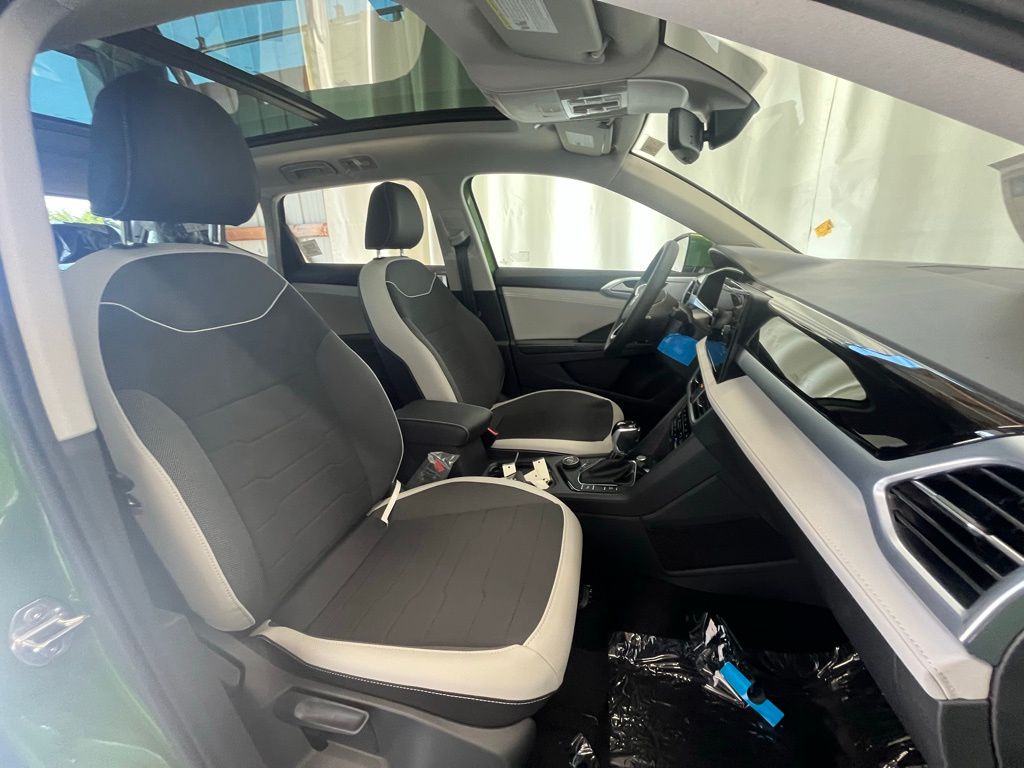 2025 Volkswagen Taos SE photo 9