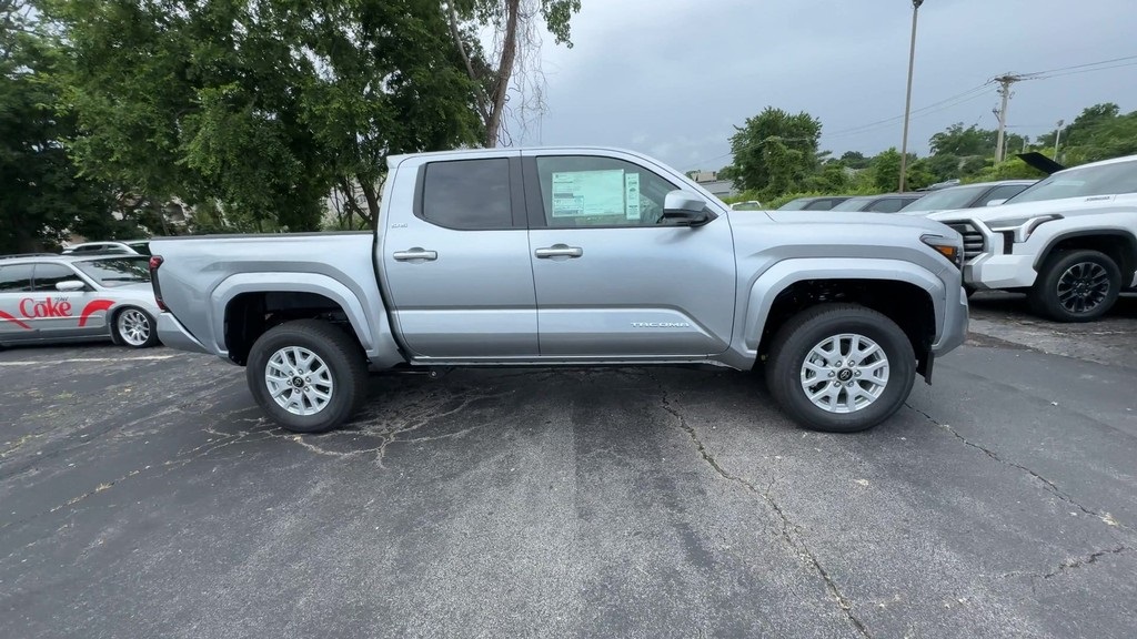 2025 Toyota Tacoma SR5 4x4 Double Cab photo 9