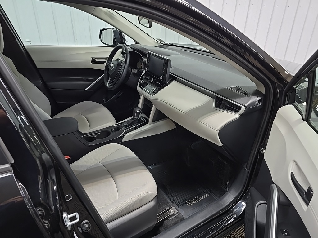 2022 Toyota Corolla Cross LE photo 14