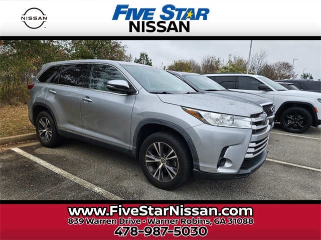 2019 Toyota Highlander LE's photo