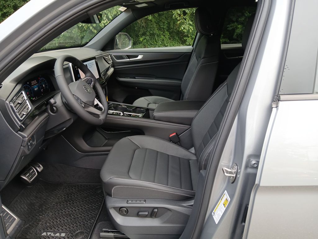 2026 Volkswagen Atlas Cross Sport SEL R-Line photo 9