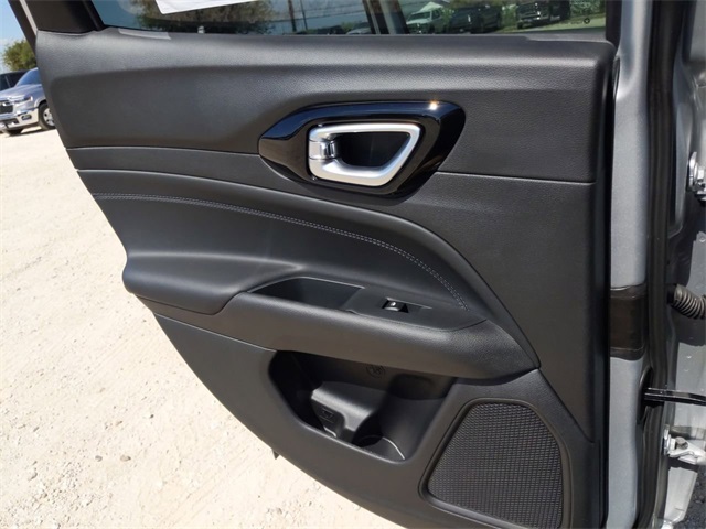2026 Jeep Compass Latitude Altitude photo 16