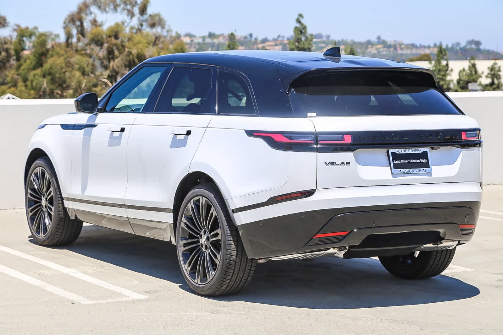 2026 Land Rover Range Rover Velar SE photo 4