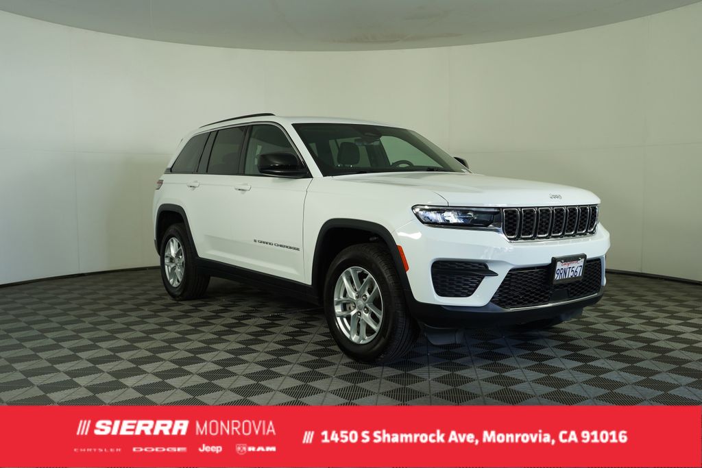 Used 2025 White Jeep Laredo image 1