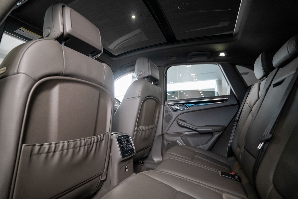 2025 Porsche Macan Base photo 15