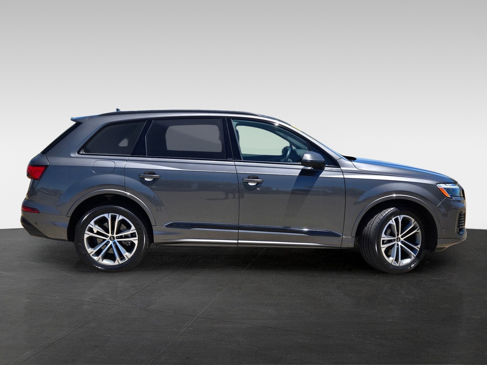 2025 Audi Q7 45 Premium Plus photo 3