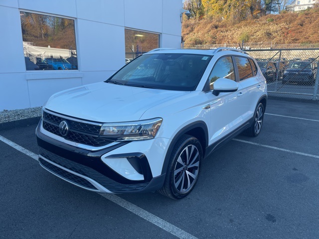 2023 Volkswagen Taos SE photo 3