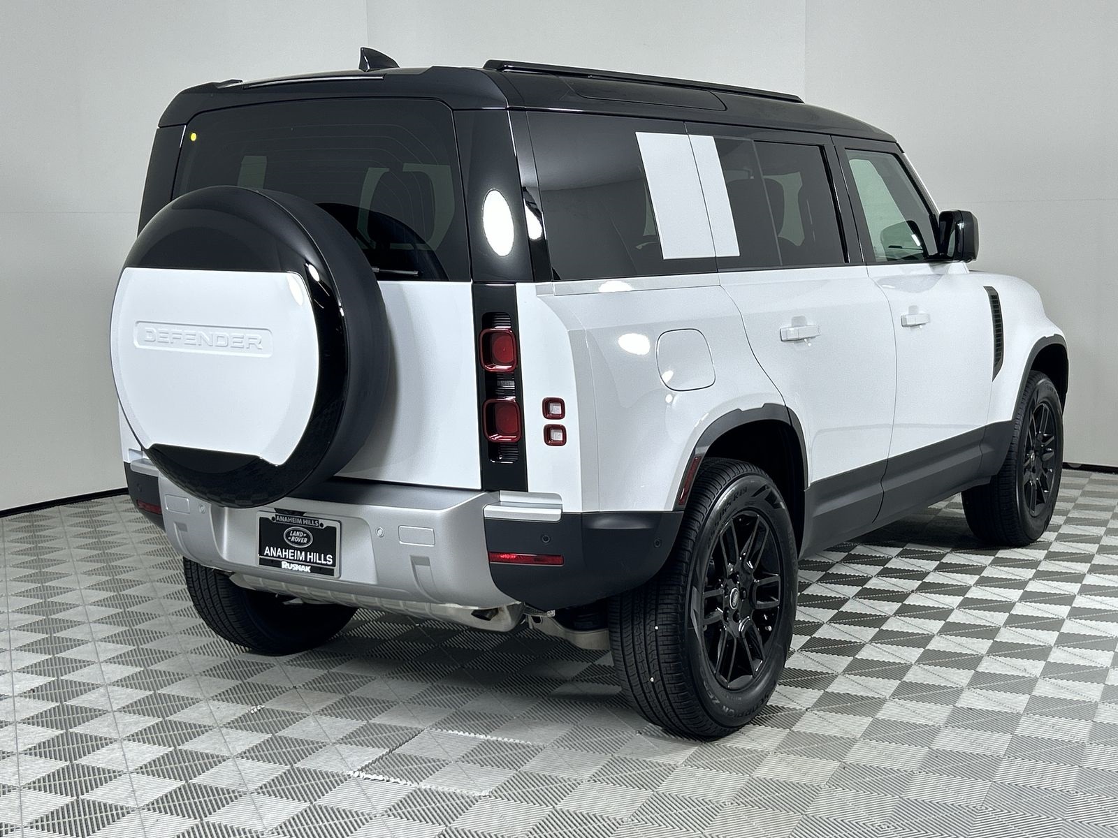 2025 Land Rover Defender 110 S photo 5