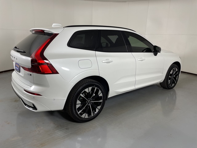 2026 Volvo XC60 Plus photo 8