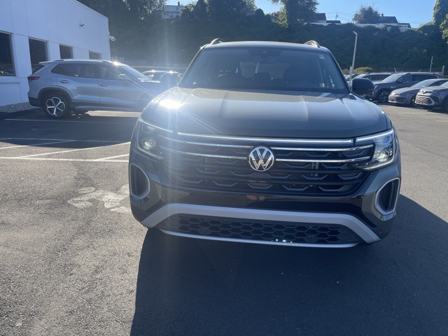 2025 Volkswagen Atlas SE Technology Peak Edition photo 2