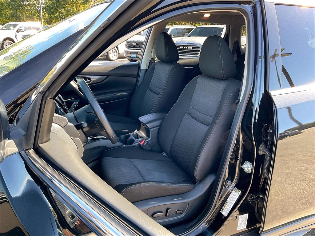 2019 Nissan Rogue SV photo 9